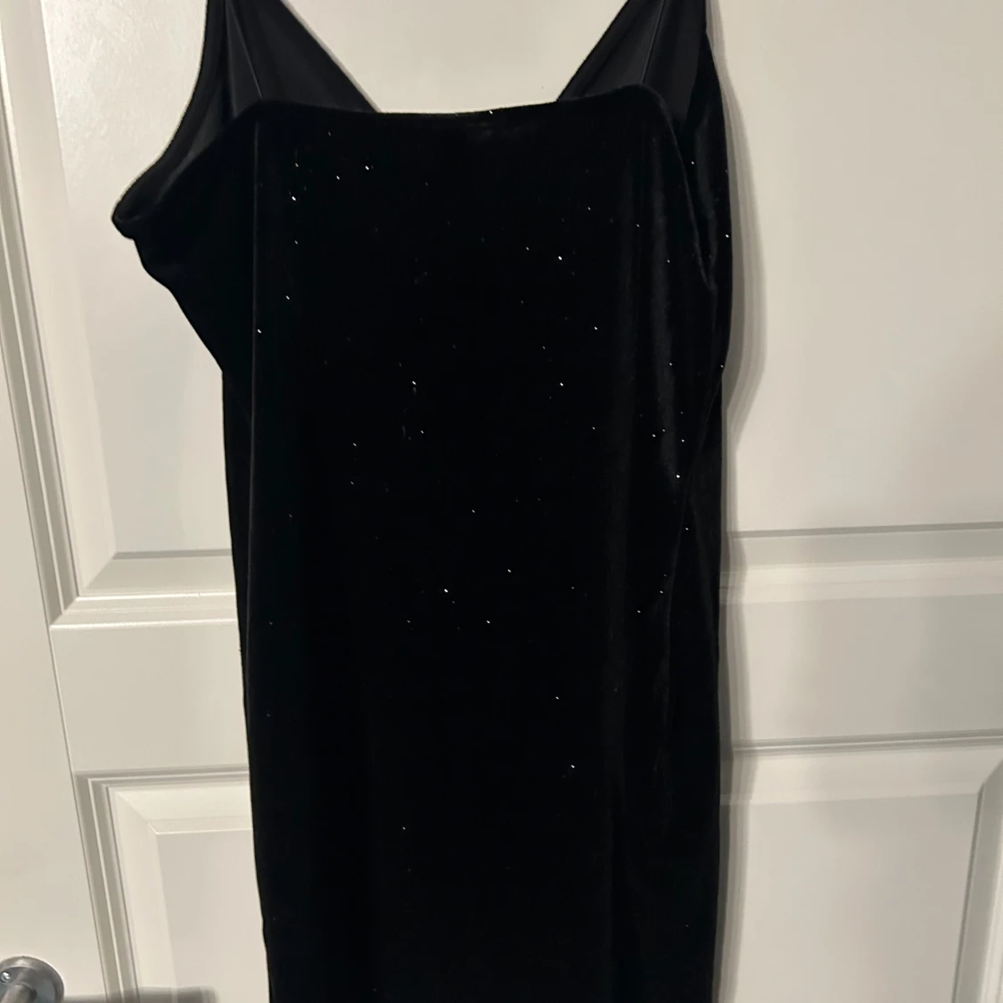 Svart glittrig klänning med smala axelband - 1