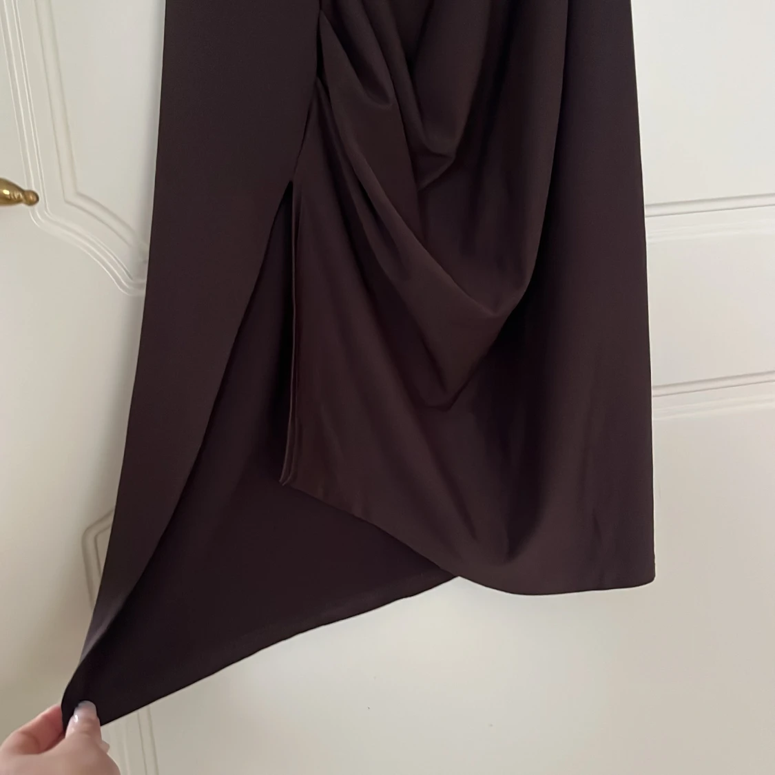 Mörkbrun långklänning med tunna axelband - 3