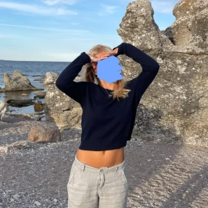 Mörkblå kashmir tröja från Zara - Säljer en stilren mörkblå tröja från Zara. Tröjan har en klassisk design med långa ärmar och en rund halsringning. 100% kashmir. Inte mycket använd. Bra skick!!! Storlek M men passar XS-M. Nypris är 1300kr