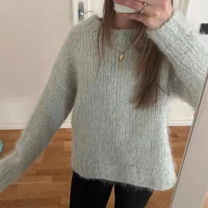 Mintgrön mohair tröja - Jätte fin stickad mintgrön/ ljusblå tröja i mohair blend. Något krympt i tvätten men passar fortfarande xs/s💖