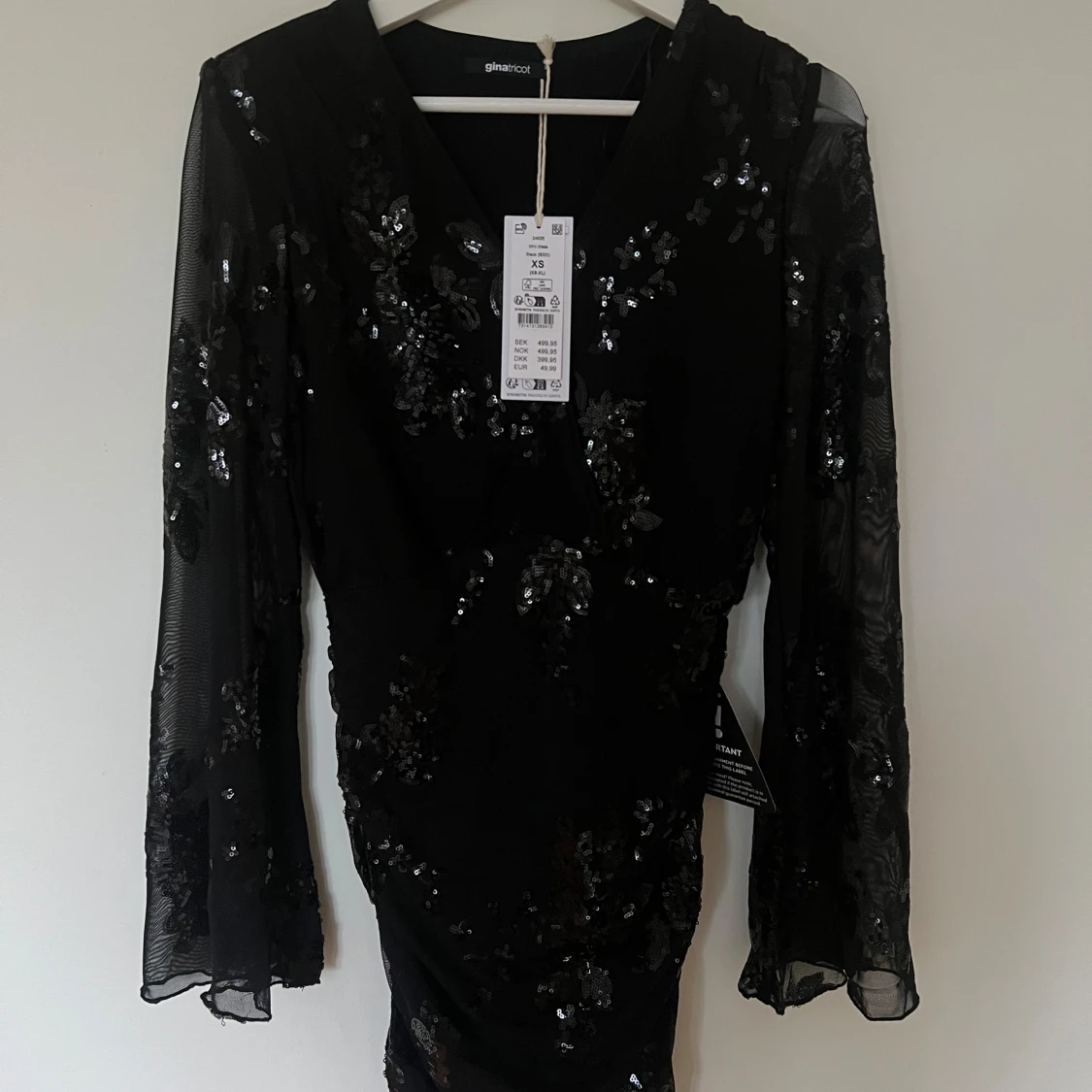 Svart glittrig omlottklänning från Gina Tricot - 2