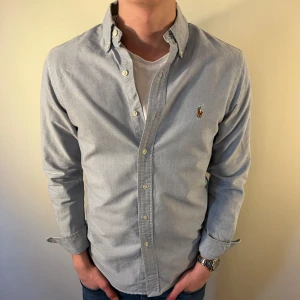 Ljusblå Ralph Lauren skjorta - Nu säljer vi ännu en fet polo skjorta som passar till alla tillställningar! Du ska kunna uttrycka stil utan att det kostar för mycket!🕺🍾💼🤩  Storlek👔: S Nypris💰:  ca 1499 kr