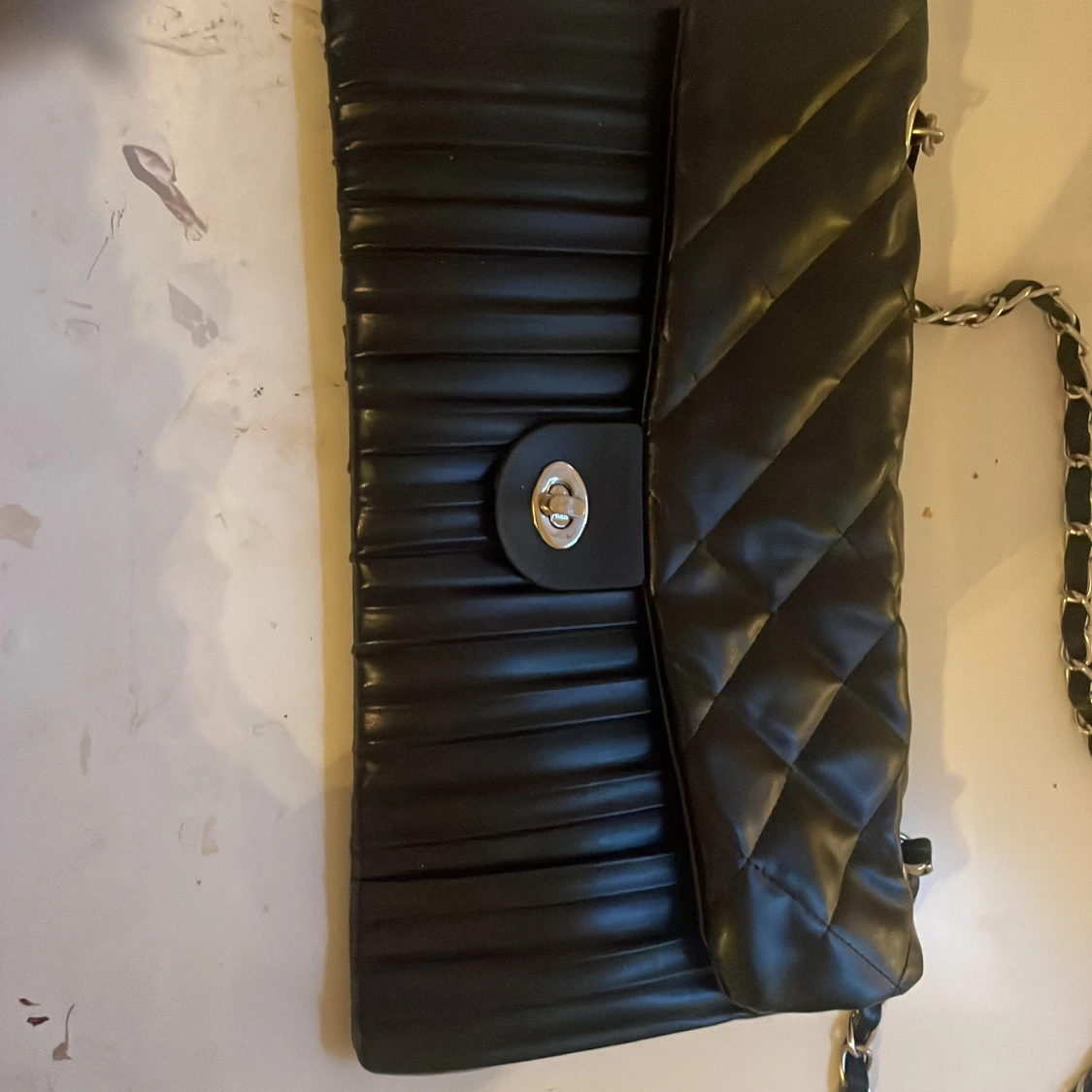 Svart quiltad axelväska med kedjerem