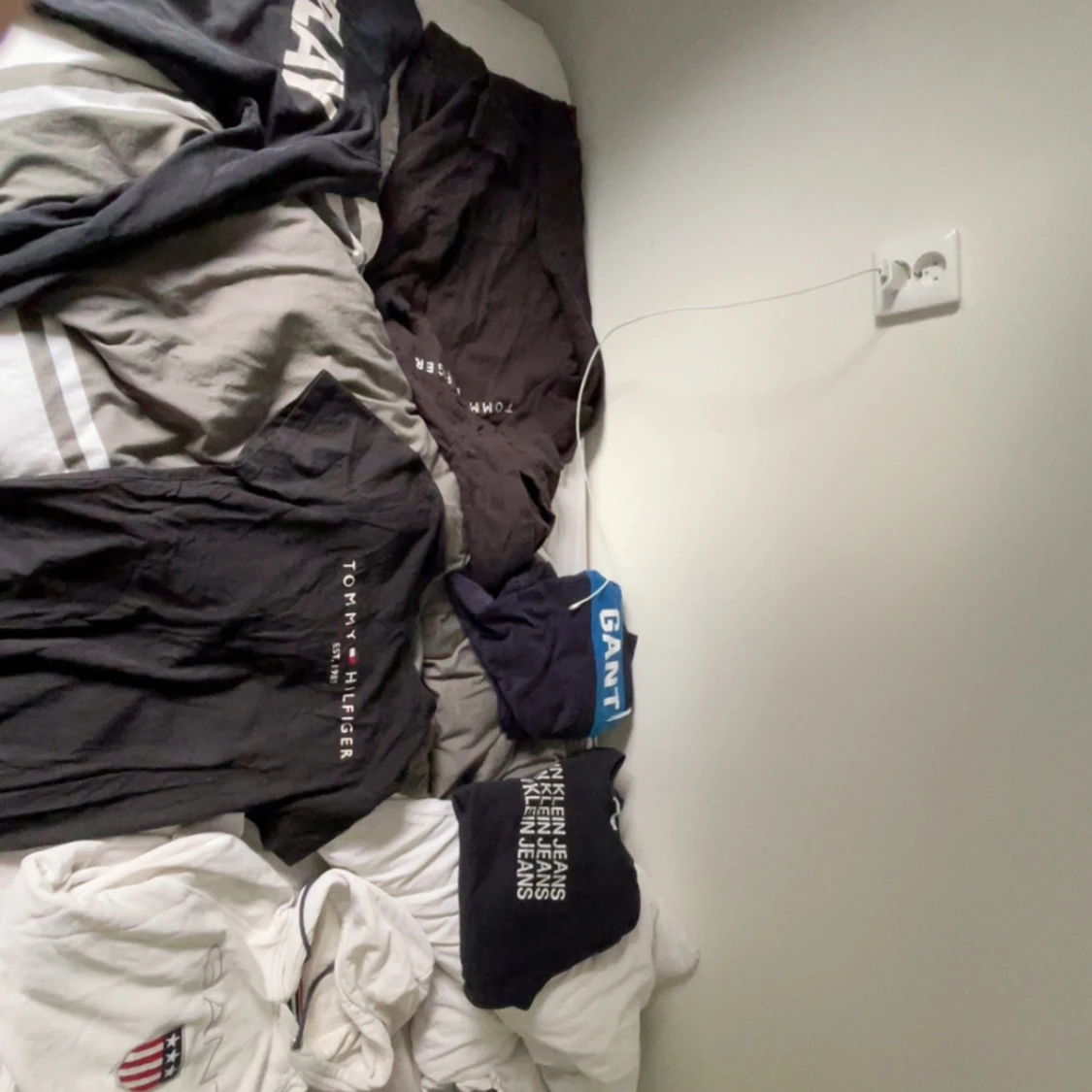 Svart hoodie från Tommy Hilfiger även flertalet märkeskläder - 1