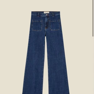 Blå bootcut jeans - Säljer ett par bootcut jeans som köptes för 2000 kr och har aldrig använts men pris kan diskuteras❤️skriv om ni vill ha fler bilder 🌸köparen står för frakten 💞