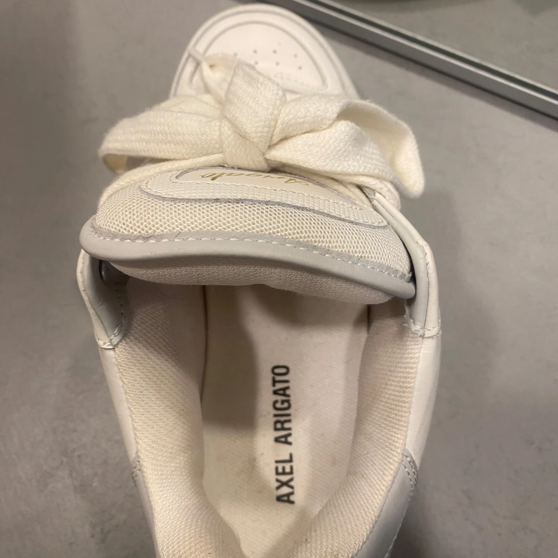 Vita sneakers från Axel Arigato dam - 1