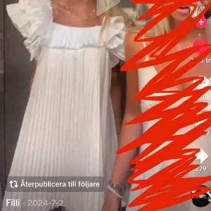 Vit plisserad klänning med volangärmar från Zara - Superfin och populär klänning som Filippa Montan bär på första bilden. En vit klänning från Zara med plisserat tyg och stora volangärmar. 