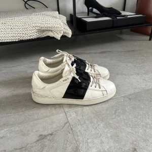 Valentino open - |Säljer nu dessa valentino open i storlek 43 som passar 44|Skorna är använda men har fortfarande ett bra helhetsintryck|Vid eventuella frågor är du välkommen att kontakta oss|