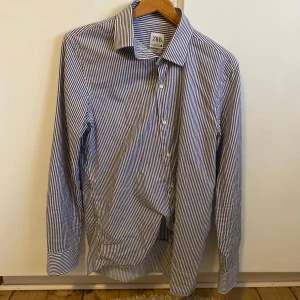 Skjorta Zara - Riktigt bra skick!! - Säljer en snygg skjorta som passar perfekt till sommaren! Den är i bra skick🤩🤩. Vid funderingar eller fler bilder så är det bara att kontakta mig! Kolla även in min sida. Säljer kläder sjukt billigt och då har du chansen att köpa bundles🤩  Med vänlig hälsning, 👋 