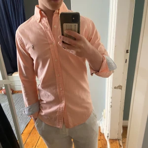Ljusrosa skjorta från Ralph Lauren - Säljer en favorit ljusrosa skjorta från Ralph Lauren. Skjortan är i perfekt skick! Snyggt plagg till sommaren och varmare väder👊
