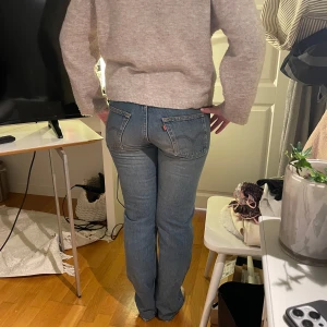 Levi's 501 blå jeans - Klassiska blå Levi's 501 jeans med rak passform och femficksdesign. Jeansen har normal midja och är tillverkade i 100% bomull. Perfekta för en tidlös och avslappnad stil. Ett par knappt använda vintage jeans nu inför sommaren!🌸🌞