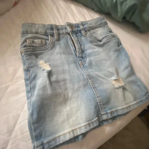 Ljusblå jeanskjol  - Säljer en ljusblå jeanskjol från LAB Industries!💕 tyvär för småa annars skulle jag gärna visat hur de sitter på💕🦄