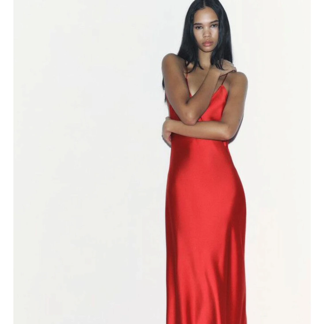 SÖKER Röd långklänning med öppen rygg från ZARA - 1