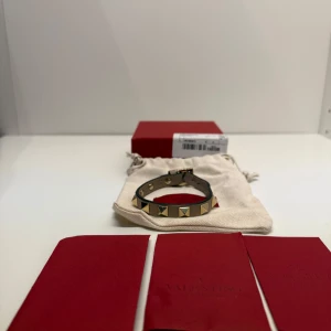 NYTT VALENTINO ARMBAND! - Valentino armband! Skick-10/10 tillbehör- allt på bilden och extra nitar! Nypris cirka 3500