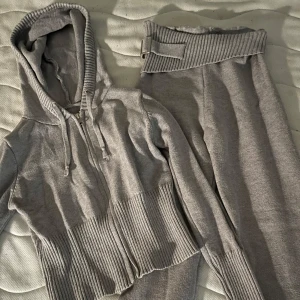 Novaroni sett, stickade mjukisbyxor med bred ribbad midja - Novaroni sett!