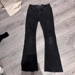 Svarta bootcut jeans - jag säljer mina svarta bootcut jeans från Gina i storlek 36. Har växt ut dom och dom är inte andvönda på cirka ett halvår. De är två små hål emellan benen men de är inget man lägger märket till och om de är nått som man lägger märke på går de att sy dom! 🤎