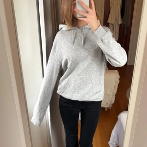 Ljusgrå hoodie - Ljusgrå hoodie från HM i storlek S, men skulle nog säga att den passar M också eftersom att den är lite större i storleken då den är från herravdelningen (men vi alla vet att deras hoodies är de skönaste😊😊)
