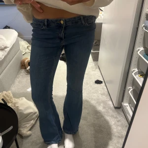 Blå mid rise bootcut jeans - Super snygga mid rise jeans som aldrig kommit till användning🤗💗