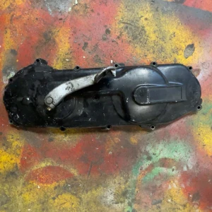 Aerox variatorkåpa - Säljer ett svart kedjeskydd till moped med integrerad pedalarm. Skyddet är tillverkat i plast och har en stilren, avlång form med flera fästpunkter. Perfekt för dig som vill byta ut eller uppgradera ditt nuvarande kedjeskydd.