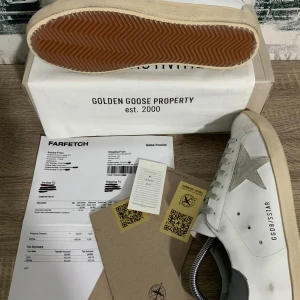 Golden Goose skor  - —Skick :10/10.       — Allt og medföljer.     —Fraktas samma dag .