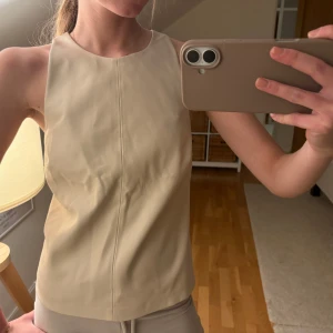 Beige skinn topp - Skinn topp från mango