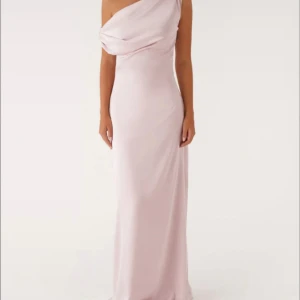 Ljusrosa balklänning - Superfin ljusrosa balklänning med one shoulder från peppermayo. Den är helt oanvänd med prislapp kvar. Skriv privat för frågor. Pris kan diskuteras💞💞