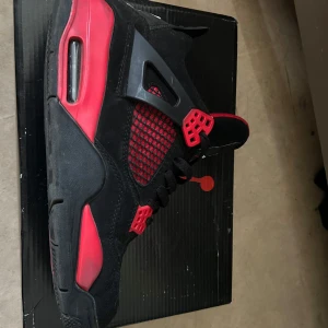 Jordan 4 red Thunder - Har använts lite men har inga skador och sulan är inte sliten 