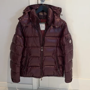Moncler Maya  - Hej säljer nu min Moncler Maya då jag inte använder den! Köpt på GarmsMarket   Fin 8/10 condition  Storlek 3  