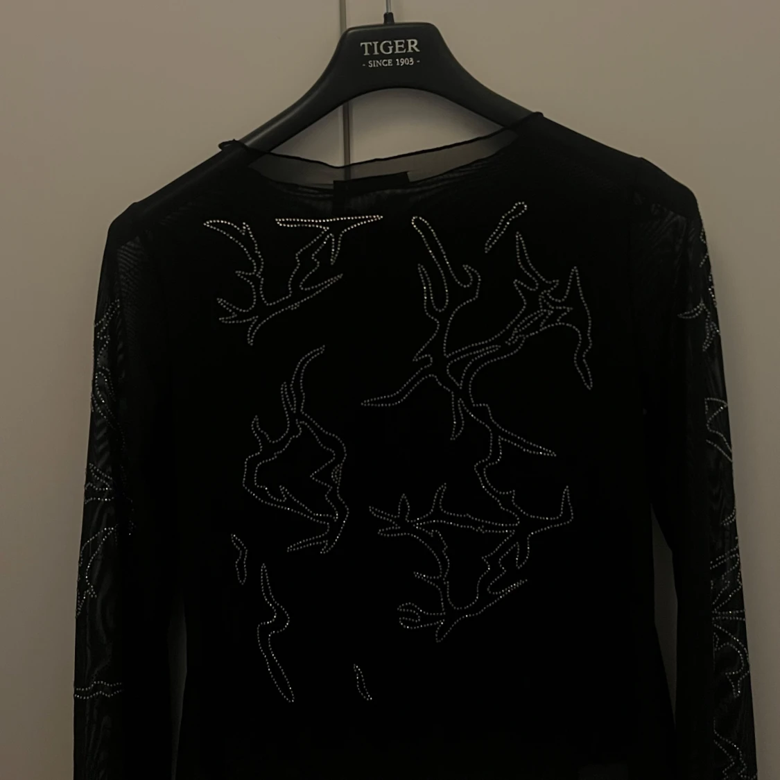 Svart mesh blusa med mönster från Weekday - 2