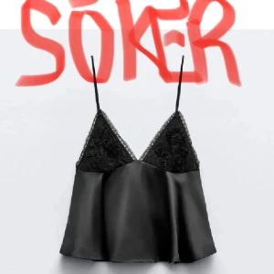 Svart satinlinne med spetsdetaljer - Söker denna svarta topp från Zara i storlek xs eller s. Hör gärna av er om ni kan tänka er sälja💗