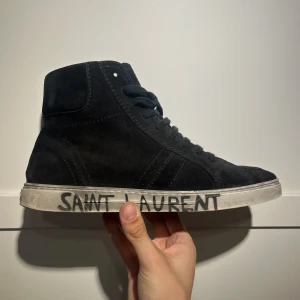 Saint Laurent skor - Saint Laurent High tops fint skick modellen heter ”joe” tror jag | storlek: 42 men passar mig som har 43 perfekt med mellanrum | ingår: dustbag 