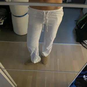 Linnebyxor - Säljer dessa snygga linnebyxor från hm, de har aldrig används och är i väldigt bra sick. Är i strl Xs men passa mig som är 170. Så fina till sommaren!!💕💕pris kan diskuteras