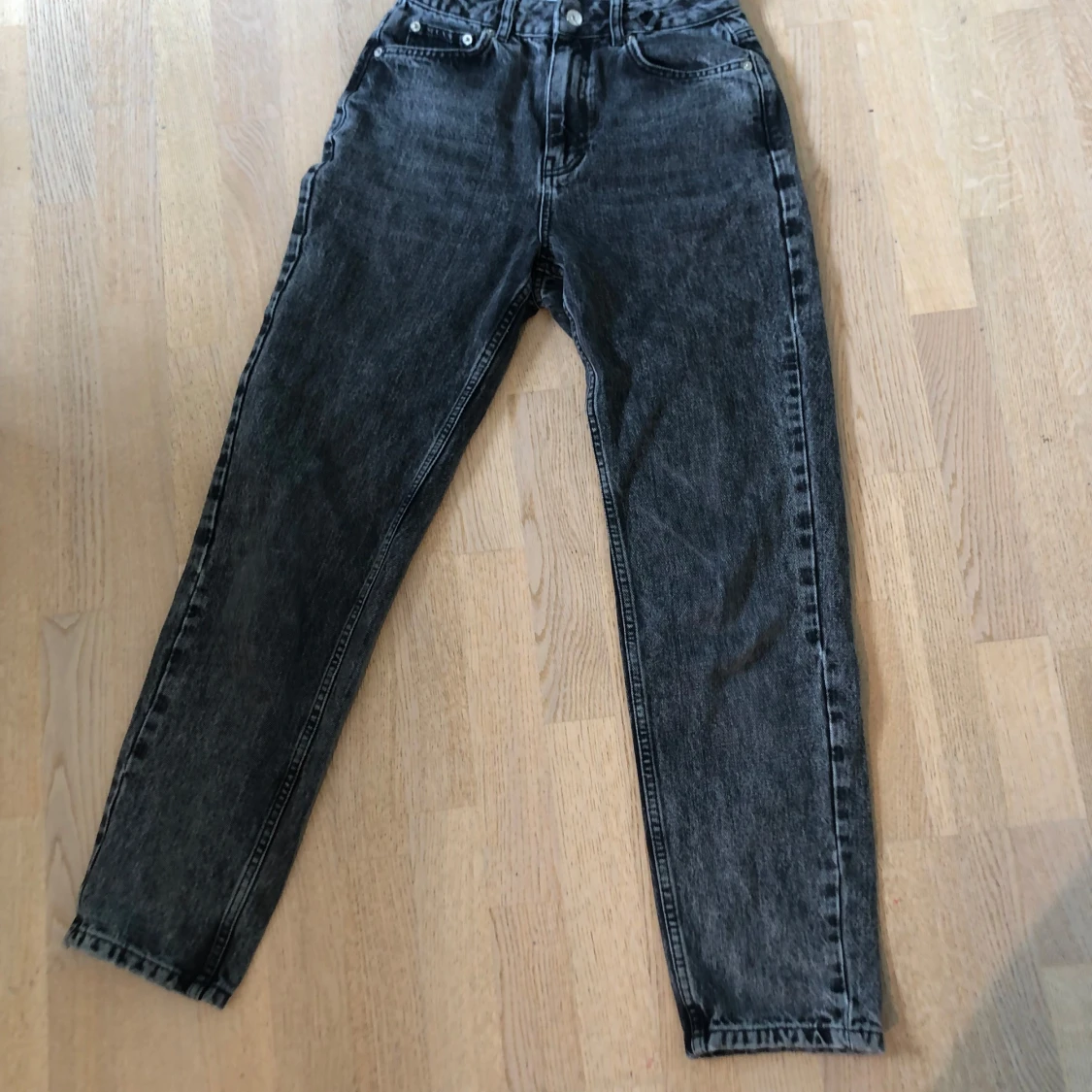 Grå jeans från NA-KD