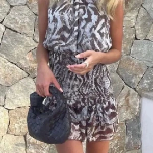 Zara zebramönstrad volangklänning - Superfin volangklänning från zara, perfekt till sommaren