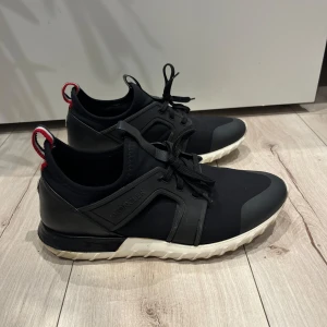 Moncler skor  - Hej, säljer nu mina moncler skor. Storlek 43. Köpte dem för ett par månader sedan, men har sällan använt dem. Väldigt fräsha inför sommaren. Endast skorna medföljer. 