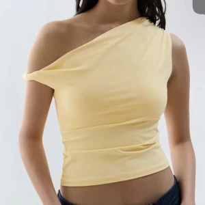 Eftertraktad gina topp  - Jätte söt topp från Gina med prislapp kvar. Den är slutsåld på hemsidan i de flesta storkarna. Skriv för fler bilder! Perfekt nu till sommaren. Pris kan diskuteras.