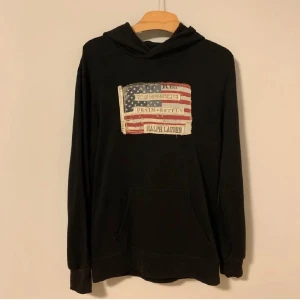 Ralph Lauren Denim and Supply Hoodie - Säljer denna feta Denim and Supply Hoodie från Ralph Lauren i storlek S. Riktigt snygg och eftertraktad tröja som inte längre produceras. Den är i ett mycket fint skick. Hör gärna av er om ni har några funderingar angående tex mått eller passform osv.. OBS🛑🛑 Ganska Lång i storleken och kan därför eventuellt Ockås passa en Slim fit Medium