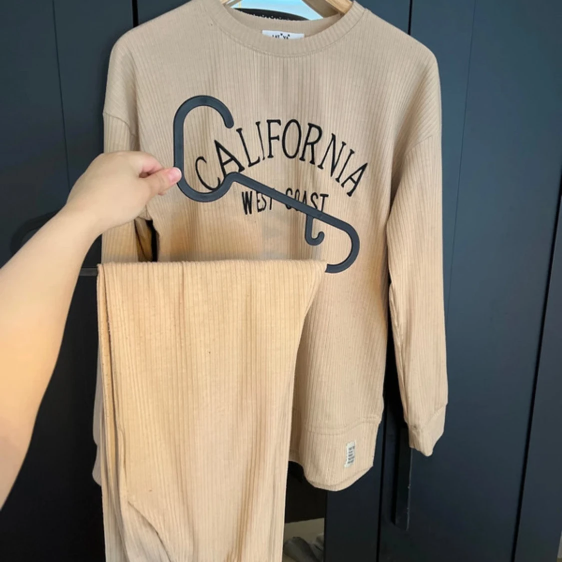 Beige ribbad långärmad tröja med tryck - 1