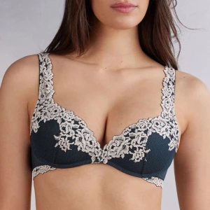 intimissimi bh - Säljer en mörkblå intimissimi push up bh, endast använt ett fåtal gånger, nytt pris 519!! det är storlek 75C 