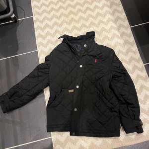 Polo ralph lauren jacka - Säljer min svart polo jacka då den inte används längre. Den är i storlek L men passar perfekt på mig som är runt 175 så s/m.