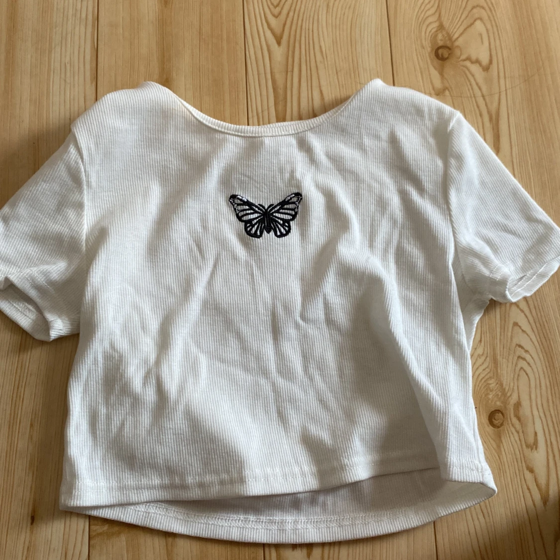 Två croppade t-shirts med fjäril från SHEIN - 1