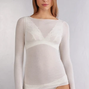 Intimissimi tröja  - Säljer en vit intimissimi tröja, haft den rätt länge men bara använts ett fåtal gånger. Har har inga skador och är i bra skick. Den är i storlek S