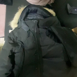 Äkta canada goose wyndham parka stl s - Haft jackan i 1-2 år använd någon gång under vintern jackan säljer den för jag inte har någon andväning för den är ny skick inget som är förstörd äkta finns online kvitto med ordernummret storlek s passar även m då Dene stor i storlek äkta päls ingår pris kan diskuteras vid snabb affär för mer bilder på jackan kontakta mig
