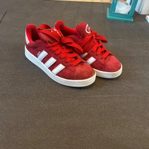 Röda Adidas campus  - Säljer ett par röda addidas campus i mycket fint skick, storlek 37 2/3. Säljer för 650kr pris kan diskuteras vid snabb affär❤️🥰🥰