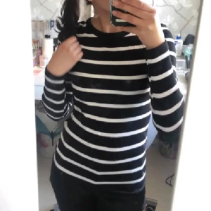 Långärmad Tröja - Säljer en svart/vit randig, långärmad, ribbad tröja i strl. XS från Gina Tricot. Jättefin!! Säljer då den inte riktigt passar min stil längre:(  Köptes hösten 22 och endast använd 3-4 gånger.