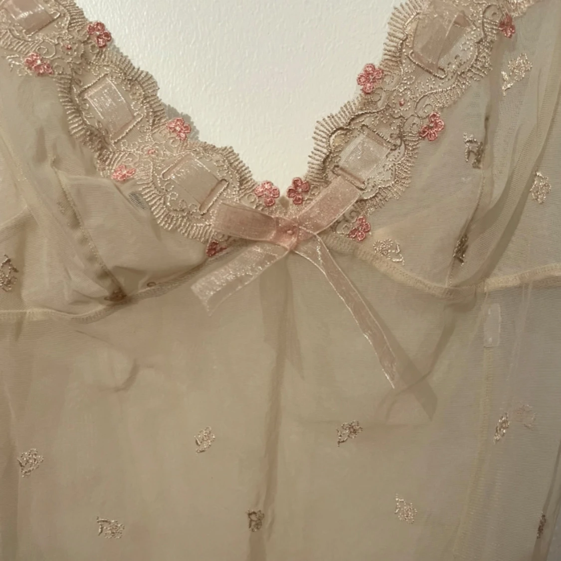 Beige spetslinne med rosett och broderade blommor - 3