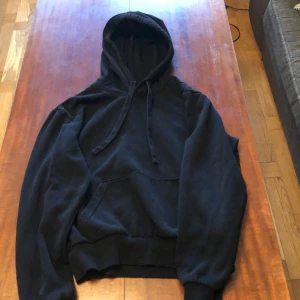 Hoodie - Svart Hoddie från Divided.