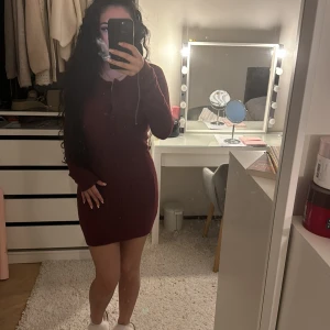 Stickad klänning  - Stickad vinröd klänning från Bikbok, helt oanvänd med prislappen på! 