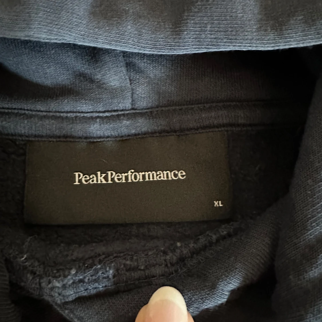 Mörkblå hoodie från Peak Performance - 1