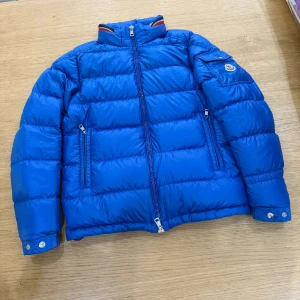 Moncler Bourne Jacka - Hejsan, säljer nu en mycket fin moncler bourne jacka i mycket bra skick. Jackan är självklart äkta med bevis! Vid frågor är det bara att höra av er //TKTLresell